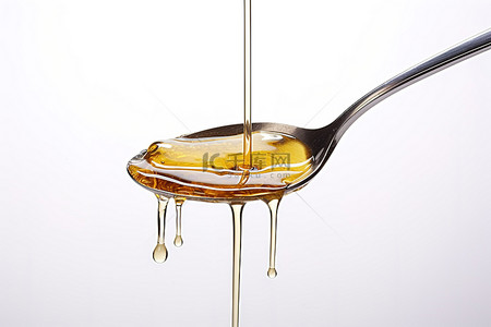 甘蔗糖浆背景图片_白色背景上的一勺蜂蜜