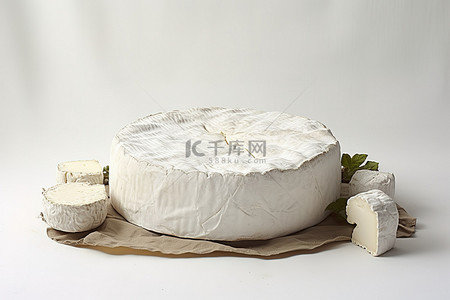 白色表面上的白色奶酪