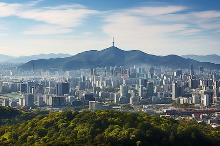 晴朗天空背景图片_首尔城市天际线，晴朗的日子里，绿树成荫，山峦叠翠