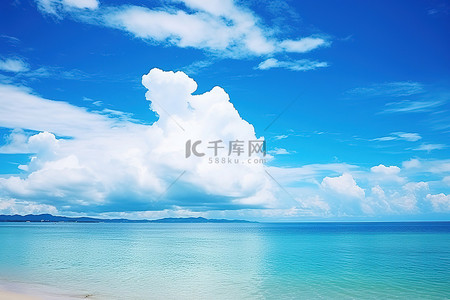 蓝色的天空绿色背景图片_多云的天空，蓝色的海水和绿色的海滩