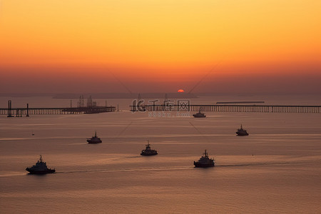 郑成功收复台湾背景图片_台湾铁路线附近日落时水中的一群船