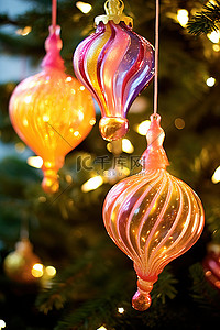 圣诞节挂背景图片_圣诞树上挂着响亮的装饰品
