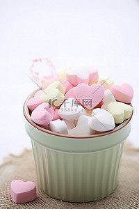 粉色碟子背景图片_白色一碗甜棉花糖，上面有一颗粉红色的心