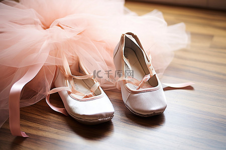 银色芭蕾舞鞋搭配粉色芭蕾舞短裙参加芭蕾舞表演