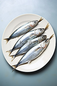盘子里的三个沙丁鱼