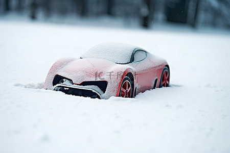 一辆遥控车坐在雪地里