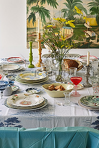 装饰刀背景图片_一张蓝色条纹的桌子，上面有装饰菜肴