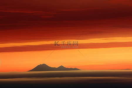 智利山上阴天的日出
