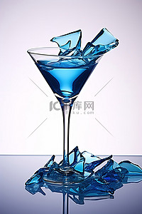 装满蓝色马提尼酒杯的玻璃杯