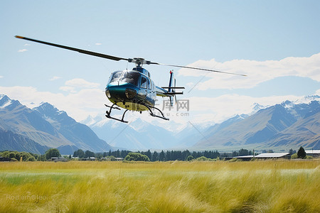 炫酷300分辨率背景图片_一架直升机在草地上飞行，背景是山脉