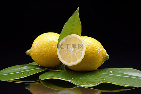 柠檬西柚背景图片_带叶子的去皮柠檬