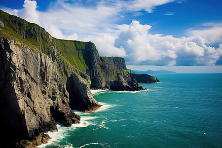 悬崖峭壁，蓝色海洋环绕的海岸风光