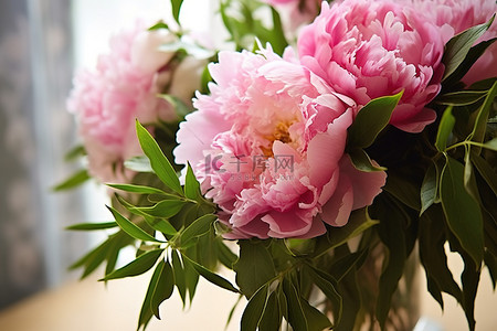 空荡的家里背景图片_家里花瓶里的粉色牡丹和绿色植物