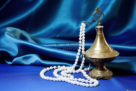 靛蓝背景上的珍珠和一盏小灯