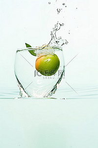 桃子掉进水里了