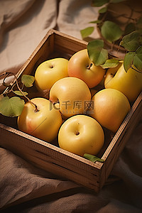 木托盘中的一盘苹果