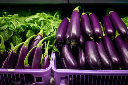 冷藏展示柜中出售的紫色茄子