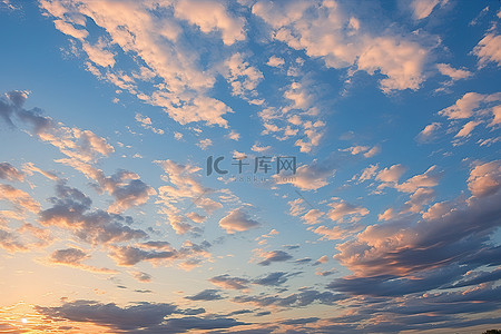 落日的天空背景图片_美国阿拉巴马州墨西哥湾沿岸海滩上空的落日云彩
