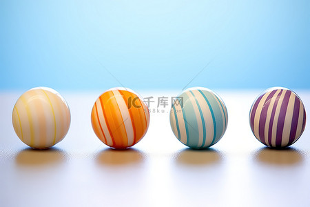 三个不同颜色的复活节小糖果球