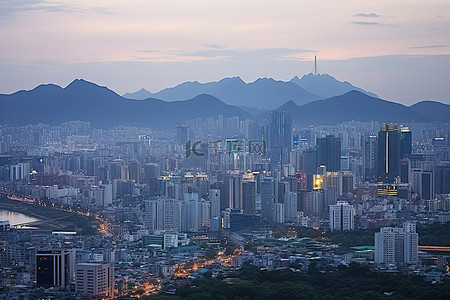 首尔市在傍晚时分，背景是山脉