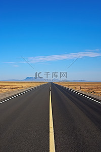 天空沙漠背景图片_一条穿过蓝天沙漠的空路