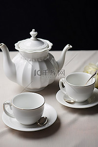 茶壶和茶杯放在桌子上