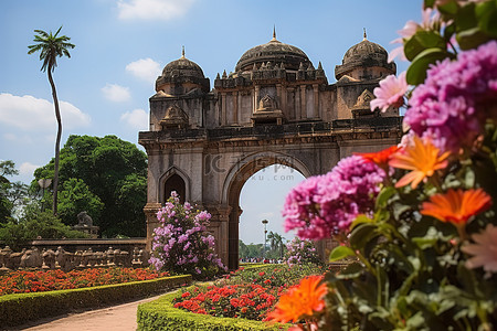东南亚风背景图片_美丽的鲜花和花园环绕着古老的大门