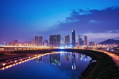 城市河流背景图片_夜色天际线和黄昏时流经韩国城市的河流