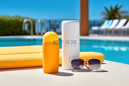 太阳镜背景图片_泳池附近带太阳镜的毛巾上的防晒霜瓶
