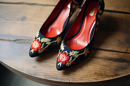 中式婚礼木鞋，带红色花卉刺绣