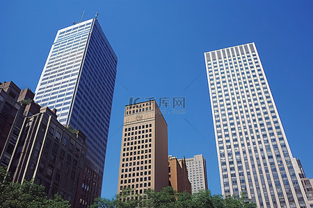 蔚蓝天空背景图片_天空蔚蓝的城市中的两座高楼