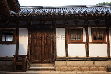 一栋韩式小楼和一扇小窗户