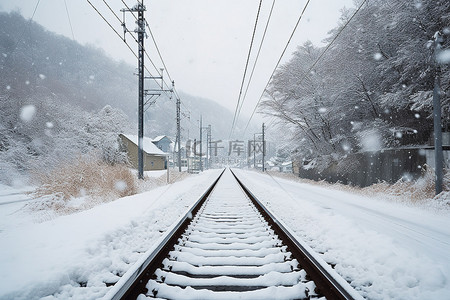 积雪覆盖的火车轨道