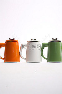 白色背景中的三个不同颜色的咖啡壶