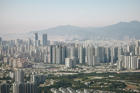 一座高楼林立的城市和一座靠近山的大城市