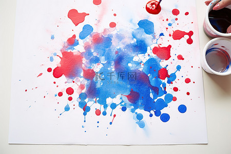蓝色和红色的毛巾，用于用水制作油漆