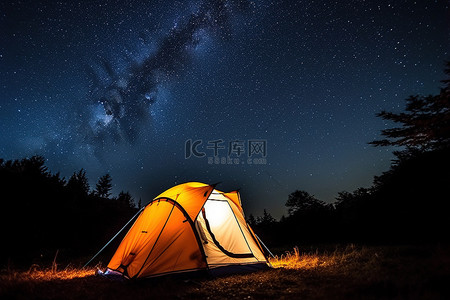 韩国漫画背景图片_夜晚的露营帐篷，顶部有一颗星星