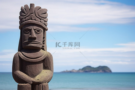 石像岛背景图片_海滩上有一个男人的雕像