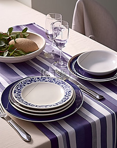 白色的玻璃杯背景图片_蓝色和白色的餐具，配有白色餐叉盐和胡椒