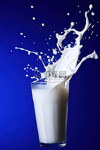 牛奶液体背景图片_哦，牛奶液体飞溅在玻璃杯中