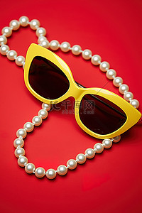 红色背景中的一对太阳镜珍珠和珍珠项链