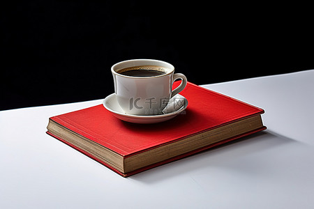 红书上面放着一杯咖啡