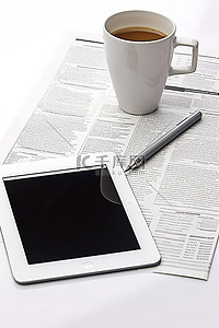 一个 ipad 放在几页纸和一个咖啡杯上