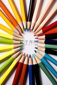 圆形的各种彩色铅笔