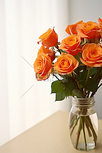 白桌上花瓶里的橙色玫瑰