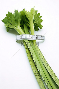 白色表面上的绿色芹菜和卷尺