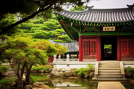 池塘花背景图片_亚洲花园中的一扇绿色门