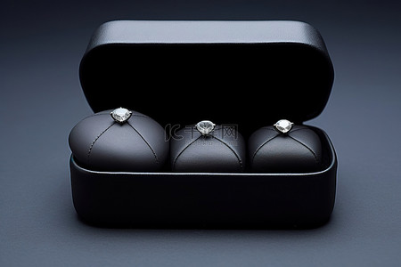 三个黑色皮箱，里面有一个黑色钻石戒指