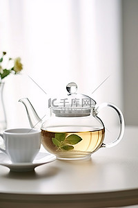 玻璃茶壶放在白色桌子上