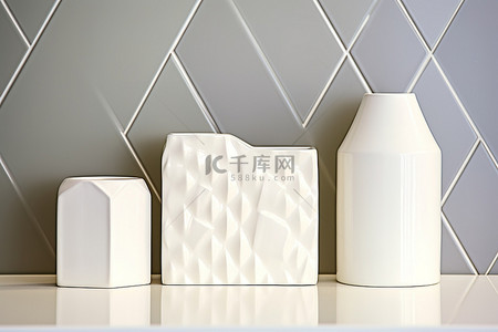 陶瓷容器背景图片_架子上的三个白色陶瓷容器